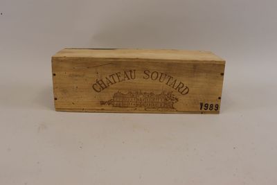 une image représentant une caisse en bois sur laquelle est posée une bouteille de vin