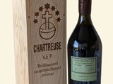 une bouteille de vin devant une caisse en bois