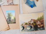 de nombreuses photos d'une femme et d'un homme accrochées au mur