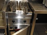 un réchaud en argent avec tout un tas de casseroles dessus