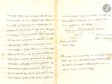 un vieux livre sur lequel on a écrit quelque chose, posé ouvert sur une table