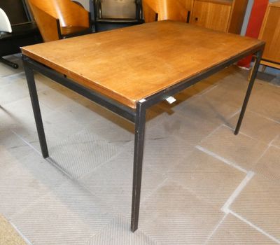 une table en bois avec des pieds en métal et un plateau en bois