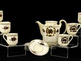 de nombreuses tasses et soucoupes posées sur une étagère