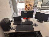 un bureau d'ordinateur sur lequel sont posés deux écrans et un ordinateur portable