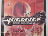 une vieille affiche de cinéma représentant un homme tenant un pistolet devant un groupe de personnes