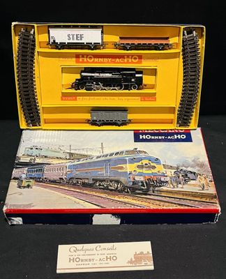 une boîte jaune sur laquelle est représenté un train, posée sur une table noire