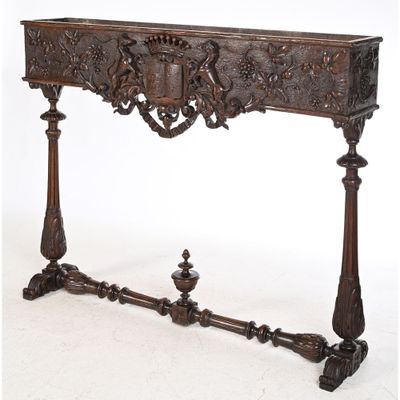 une console ancienne ornée de sculptures raffinées sur le plateau