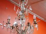 un lustre suspendu au plafond d'une pièce