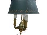 une image représentant une lampe munie d'un abat-jour bleu
