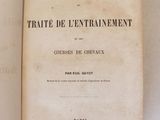 un livre ouvert posé sur une table à côté d'une tasse de café