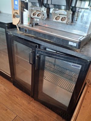 une machine à café posée sur le plan de travail d'une cuisine