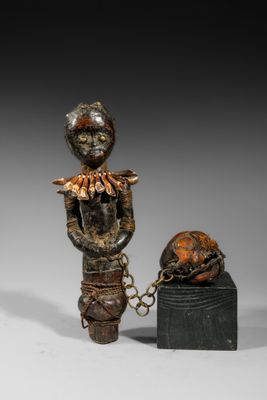 une image représentant la statue d'un homme avec une chaîne autour du cou