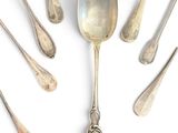 many spoons and spoon spoons arranged in a circle