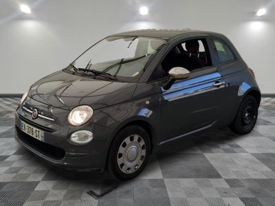 la photo d'une petite voiture garée dans un garage