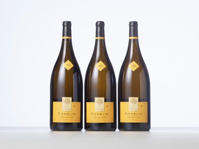 trois bouteilles de vin posées sur une table l'une à côté de l'autre