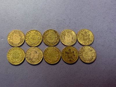 un tas de pièces d'or posé sur une table