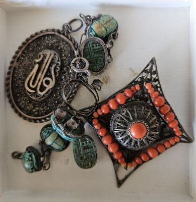 une photo d'une photo d'un ensemble de bijoux dans un coffret