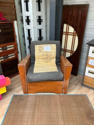 une chaise qui se trouve dans une pièce où il y a un tapis au sol