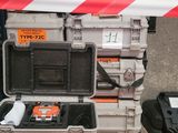 un boîtier ouvert contenant une télécommande