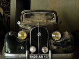 une vieille voiture garée dans un garage