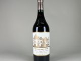 une bouteille de vin posée sur une table à côté d'une bouteille de vin