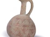 un vase orné d'un motif sur un fond blanc