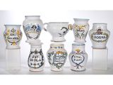 sept vases ornés de motifs différents