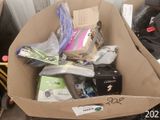 une boîte en carton remplie d'objets posés sur le sol