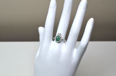 Une bague en argent sertie d'une émeraude facettée ovale d'u…