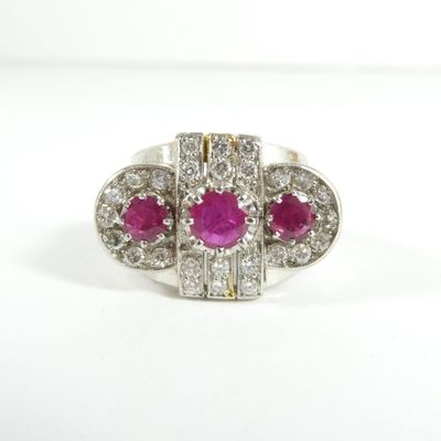 gros plan d'une bague en diamant rose et blanc sur une surface blanche