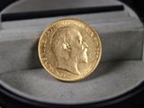 une pièce d'or posée dans une boîte sur une table