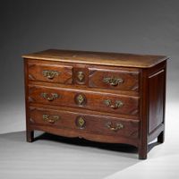 Commode droite en chêne mouluré (fentes, chocs).