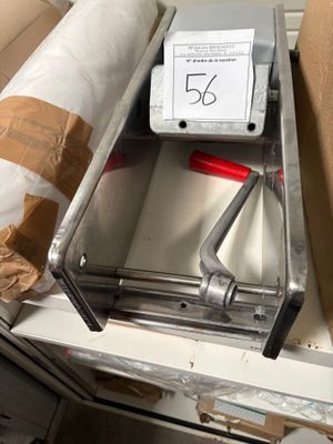 une boîte sur laquelle est posé un rouleau de papier