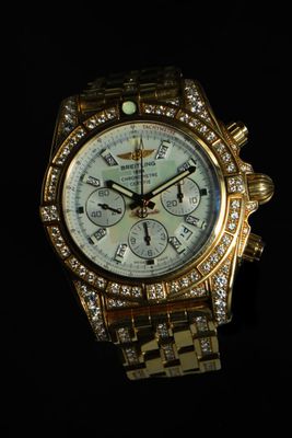 une image d'une montre en gros plan sur fond noir