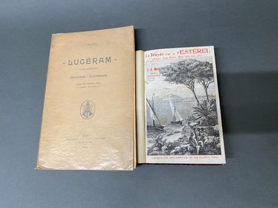 un vieux livre posé sur une table à côté d'un livre