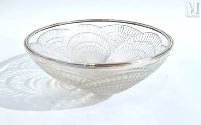 un bol en verre posé sur une table