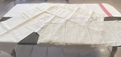 1 nappe damassée avec bandes rouge, dim : +/- 264 x 168 cm (…