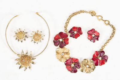 deux bijoux, parmi lesquels un collier, un bracelet et une bague