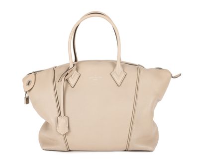un sac à main blanc sur fond blanc