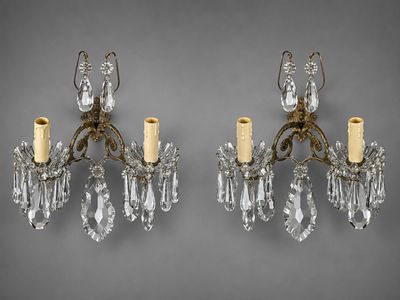 une paire d'appliques anciennes en laiton et cristal