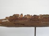 un morceau de bois posé sur un support