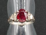 l'image d'une bague contenant une pierre rouge