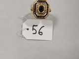 gros plan d'une bague sur une surface blanche avec une étiquette de prix