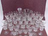un grand nombre de verres à vin posés sur une table