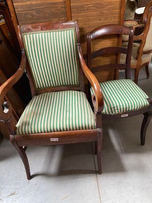 deux chaises en bois avec des coussins rembourrés à rayures vertes et blanches