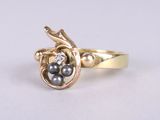 une bague en or sertie de perles et d'un diamant