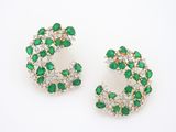 une image d'une paire de boucles d'oreilles en émeraude et diamant