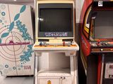 deux consoles de jeux vidéo placées l'une à côté de l'autre dans une pièce