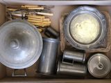 une boîte contenant toute une gamme de casseroles et de poêles