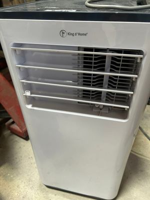 un petit climatiseur posé par terre